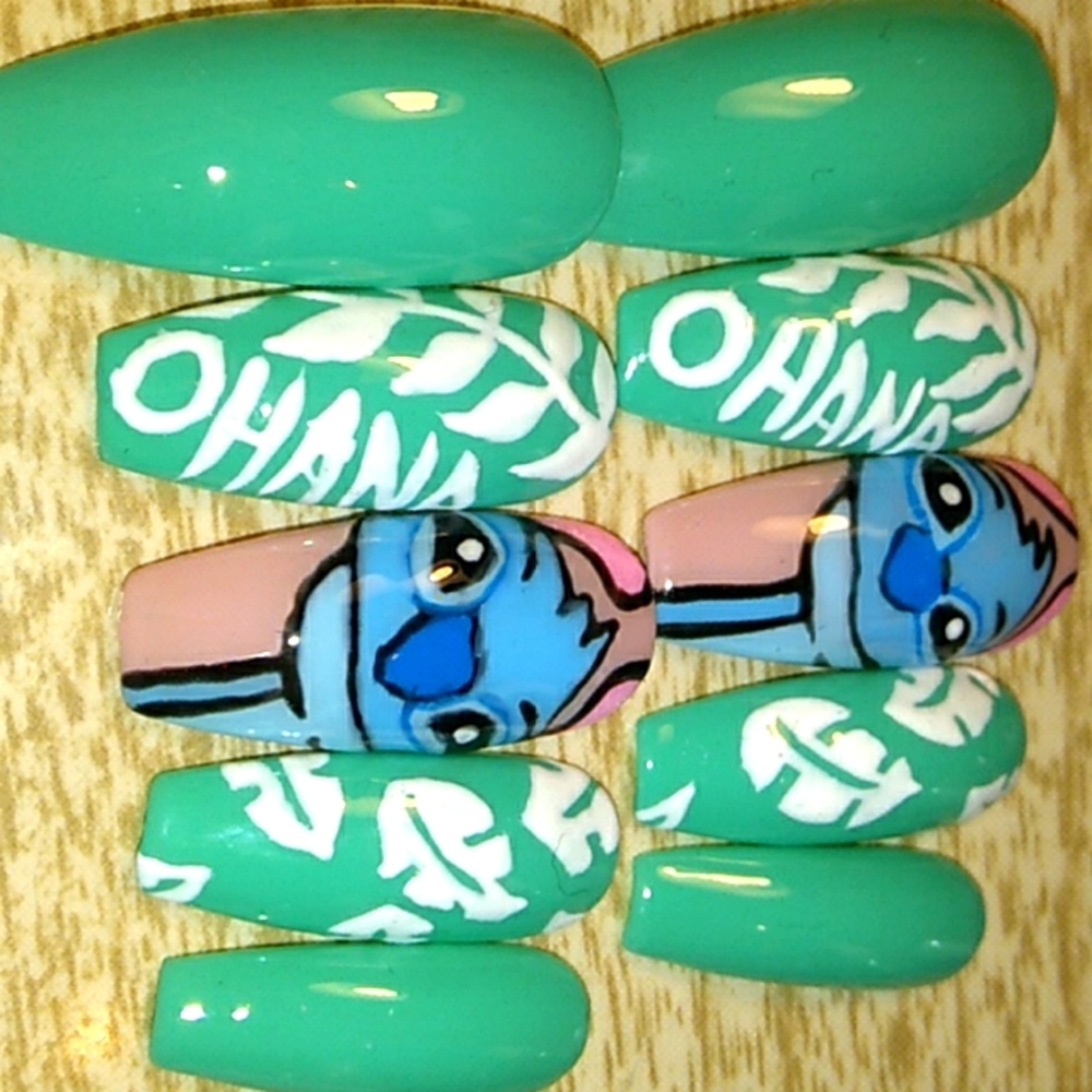 Stitch press on nails handpainted!